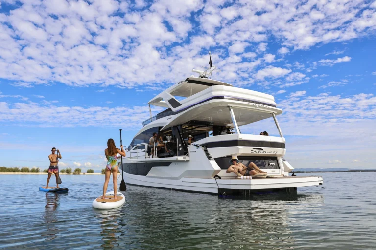 Sport aquatique sur un yacht galeon